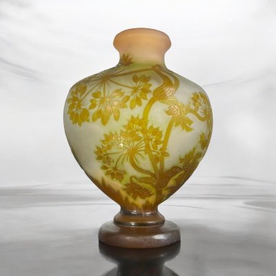 VASE DE ÉMILE GALLÉ A DÉCOR D’OMBELLIFÈRES ÉPOQUE ART NOUVEAU EN FORME DE CŒUR