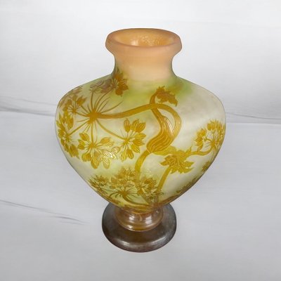 VASE DE ÉMILE GALLÉ A DÉCOR D’OMBELLIFÈRES ÉPOQUE ART NOUVEAU EN FORME DE CŒUR