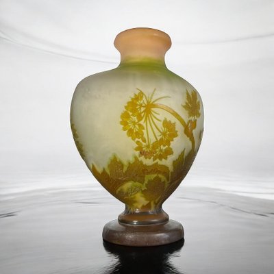 VASE DE ÉMILE GALLÉ A DÉCOR D’OMBELLIFÈRES ÉPOQUE ART NOUVEAU EN FORME DE CŒUR