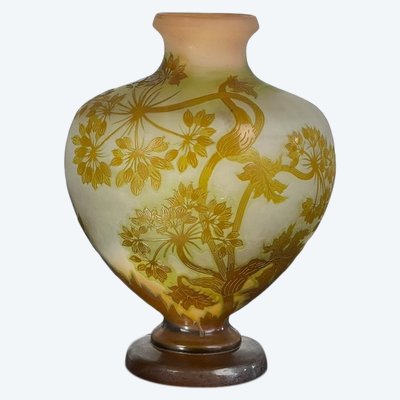VASE DE ÉMILE GALLÉ A DÉCOR D’OMBELLIFÈRES ÉPOQUE ART NOUVEAU EN FORME DE CŒUR