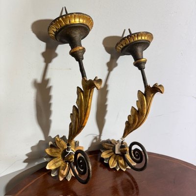 Ancienne paire de bras du XVIIIe siècle en bois peint, doré et laqué. Appliques candélabres 