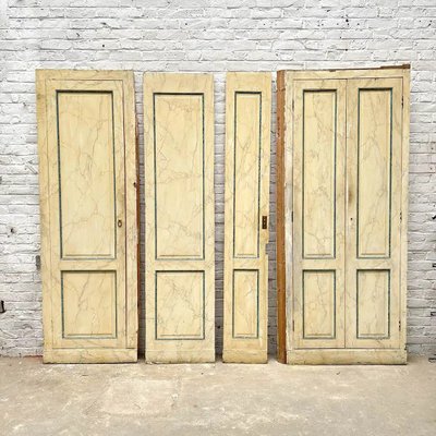 4 ante curve e 2 frontali per credenza con motivo Luigi XVI, vernice marmorizzata