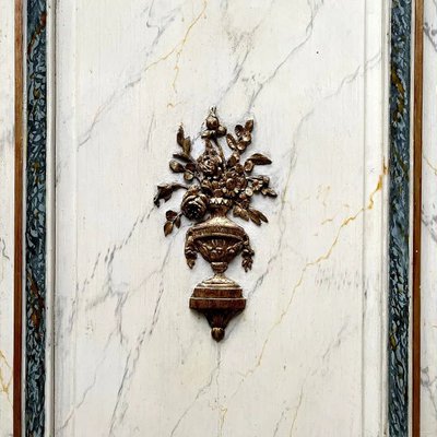 4 ante curve e 2 frontali per credenza con motivo Luigi XVI, vernice marmorizzata