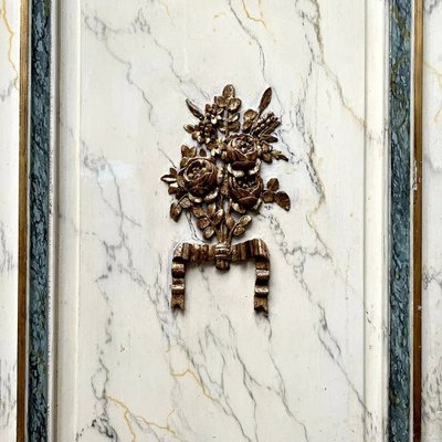 4 ante curve e 2 frontali per credenza con motivo Luigi XVI, vernice marmorizzata