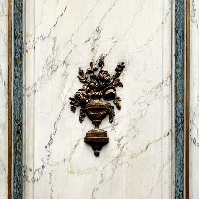 4 ante curve e 2 frontali per credenza con motivo Luigi XVI, vernice marmorizzata