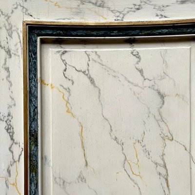 4 ante curve e 2 frontali per credenza con motivo Luigi XVI, vernice marmorizzata