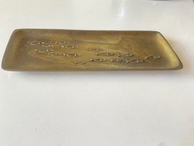 Vide poche en bronze à décor de poissons.