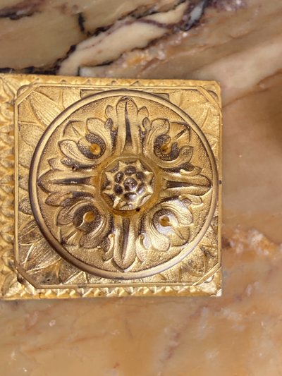 Tintenfass aus vergoldeter Bronze und gelbem Siena-Marmor, spätes 19. Jahrhundert