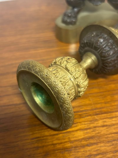 Paire De Bougeoirs D’époque Restauration En Bronze à Patine Doré Et Brune Pieds Griffes XIXéme 