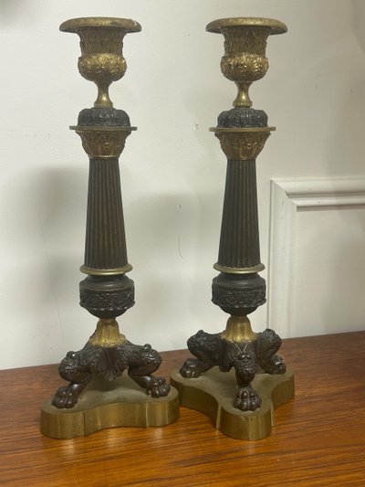 Paire De Bougeoirs D’époque Restauration En Bronze à Patine Doré Et Brune Pieds Griffes XIXéme 