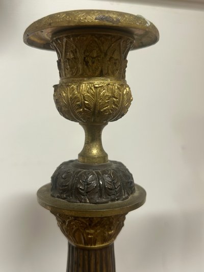 Paire De Bougeoirs D’époque Restauration En Bronze à Patine Doré Et Brune Pieds Griffes XIXéme 