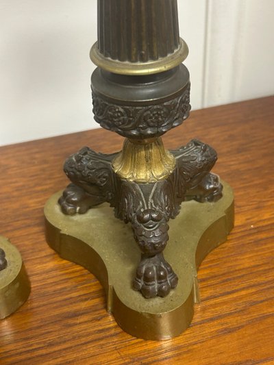 Paire De Bougeoirs D’époque Restauration En Bronze à Patine Doré Et Brune Pieds Griffes XIXéme 