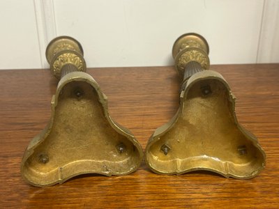 Paire De Bougeoirs D’époque Restauration En Bronze à Patine Doré Et Brune Pieds Griffes XIXéme 