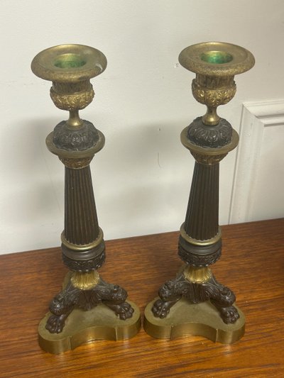 Paire De Bougeoirs D’époque Restauration En Bronze à Patine Doré Et Brune Pieds Griffes XIXéme 