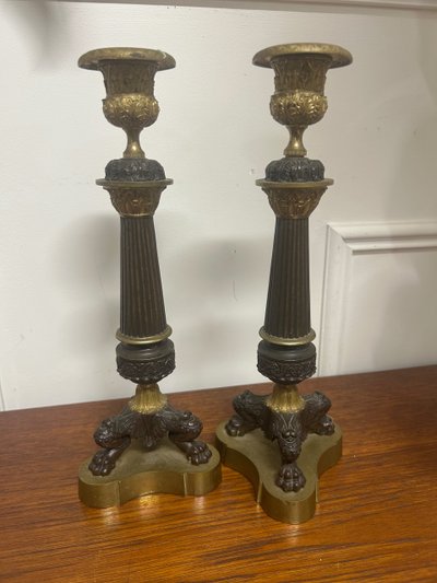 Paire De Bougeoirs D’époque Restauration En Bronze à Patine Doré Et Brune Pieds Griffes XIXéme 