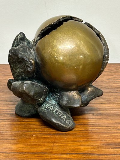 Anita Tullio (1935-2014) “Matra hatching” Bronzo con patina verde e oro 