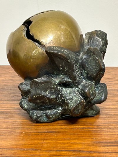 Anita Tullio (1935-2014) “Matra hatching” Bronzo con patina verde e oro 