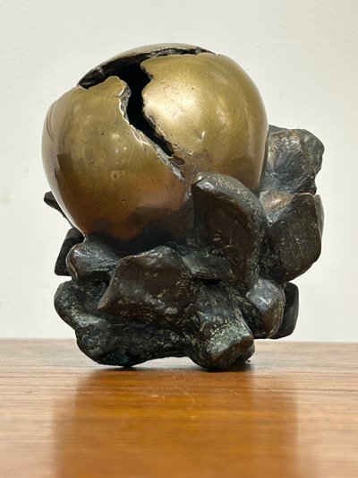 Anita Tullio (1935-2014) “Matra hatching” Bronzo con patina verde e oro 