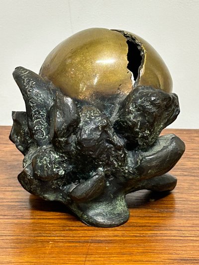 Anita Tullio (1935-2014) “Matra hatching” Bronzo con patina verde e oro 