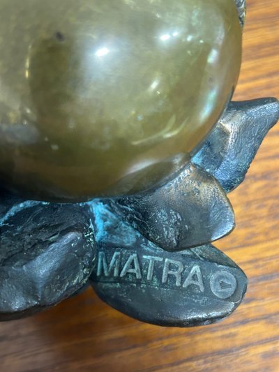 Anita Tullio (1935-2014) “Matra hatching” Bronzo con patina verde e oro 