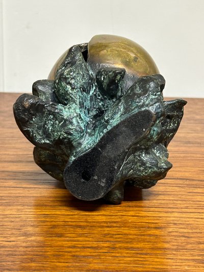 Anita Tullio (1935-2014) “Matra hatching” Bronzo con patina verde e oro 