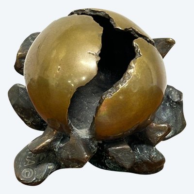 Anita Tullio (1935-2014) “Matra hatching” Bronzo con patina verde e oro 