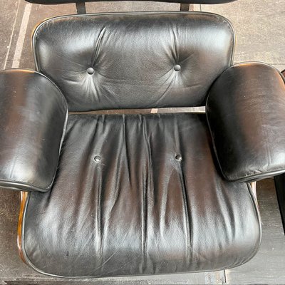 Poltrona e pouf nello stile di Charles Eamns