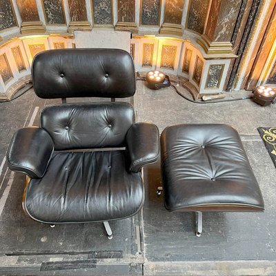 Poltrona e pouf nello stile di Charles Eamns