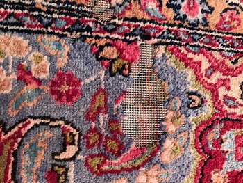 Iranischer Wollteppich mit zentralem Medaillondekor auf rosafarbenem Grund