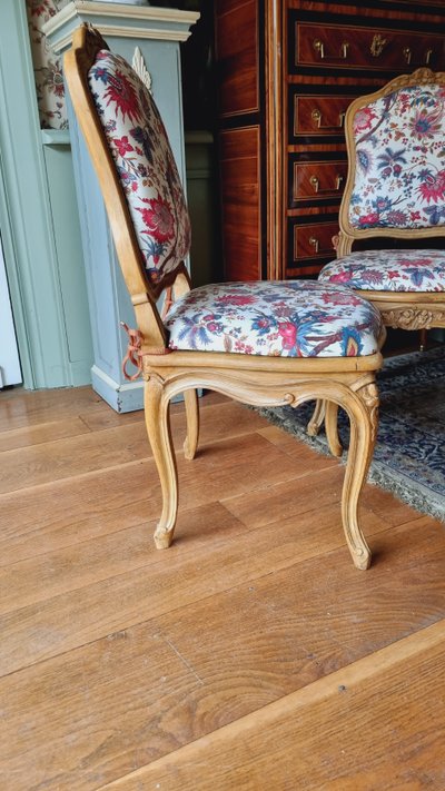 4 chaises de style Louis XV en bois peint et galettes tapissées.