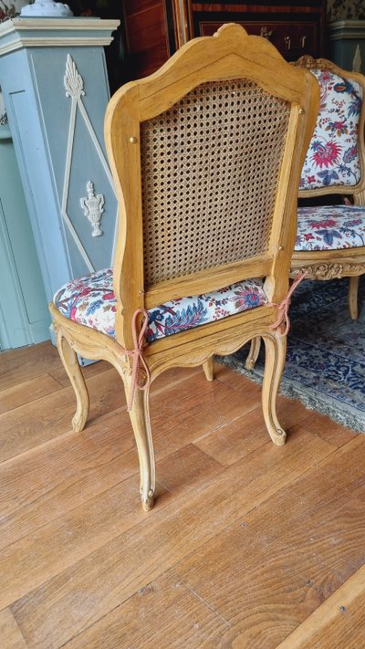 4 chaises de style Louis XV en bois peint et galettes tapissées.