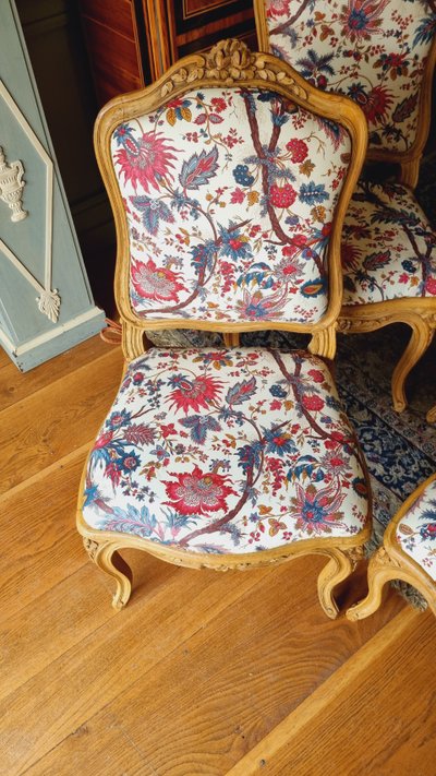 4 chaises de style Louis XV en bois peint et galettes tapissées.