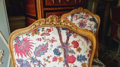 4 chaises de style Louis XV en bois peint et galettes tapissées.