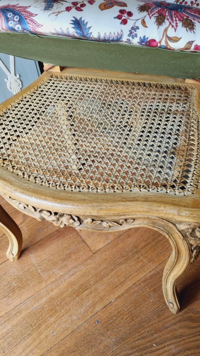 4 chaises de style Louis XV en bois peint et galettes tapissées.