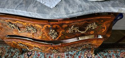 Commode sauteuse d’époque Louis XV, travail régional vers 1760.