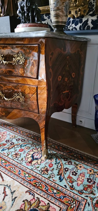 Commode sauteuse d’époque Louis XV, travail régional vers 1760.