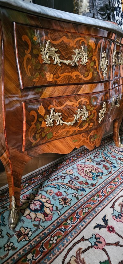 Commode sauteuse d’époque Louis XV, travail régional vers 1760.