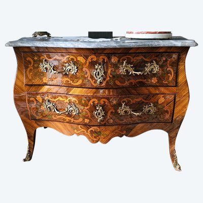 Commode sauteuse d’époque Louis XV, travail régional vers 1760.