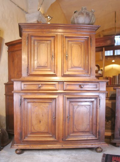 Kleines zweikorpusiges Sideboard mit Nische