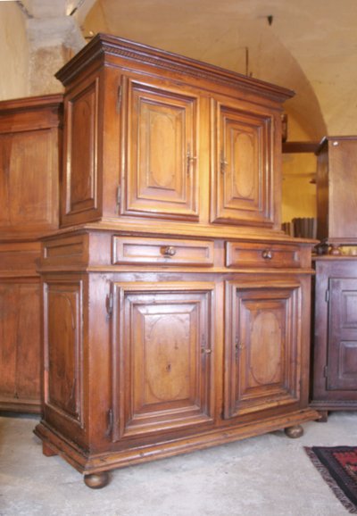 Kleines zweikorpusiges Sideboard mit Nische
