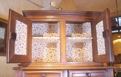 Kleines zweikorpusiges Sideboard mit Nische