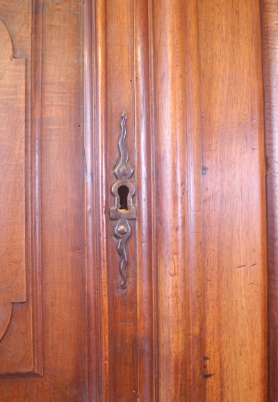 Kleines zweikorpusiges Sideboard mit Nische