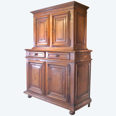 Kleines zweikorpusiges Sideboard mit Nische