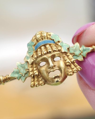 Louis Zorra Theatermaskenbrosche in 18 Karat Gold, Jugendstil, Antikschmuck, Emaille