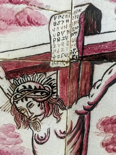 Panneau de Crucifixion en faïence de Delft au manganèse – XVIIIe siècle