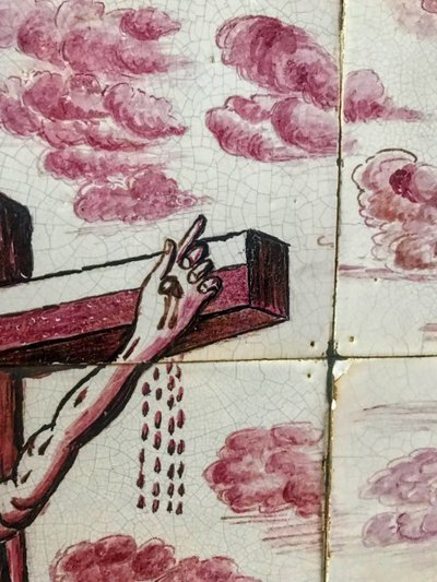 Panneau de Crucifixion en faïence de Delft au manganèse – XVIIIe siècle