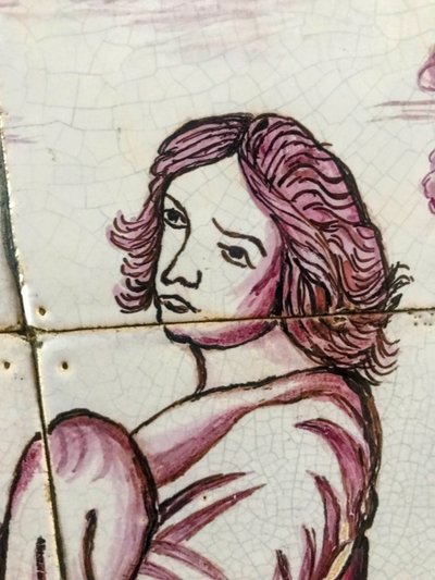 Panneau de Crucifixion en faïence de Delft au manganèse – XVIIIe siècle