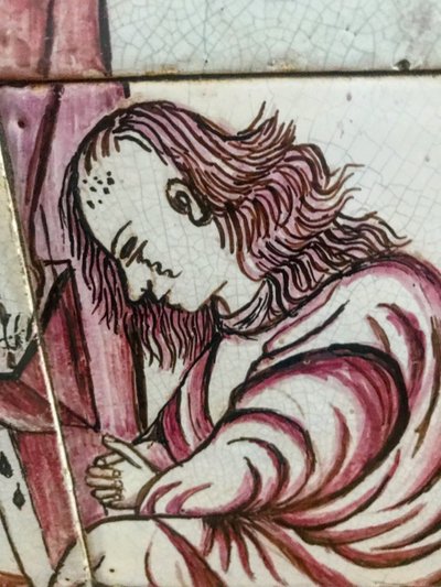 Panneau de Crucifixion en faïence de Delft au manganèse – XVIIIe siècle