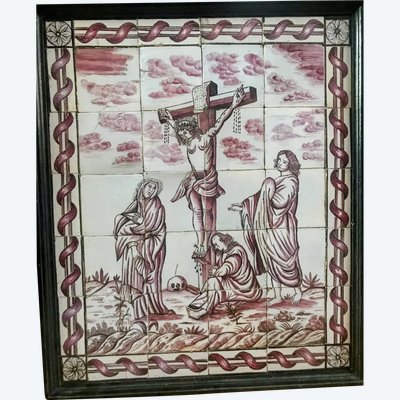 Panneau de Crucifixion en faïence de Delft au manganèse – XVIIIe siècle