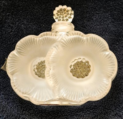Cofanetto da donna con flacone di profumo Lalique, modello a due fiori